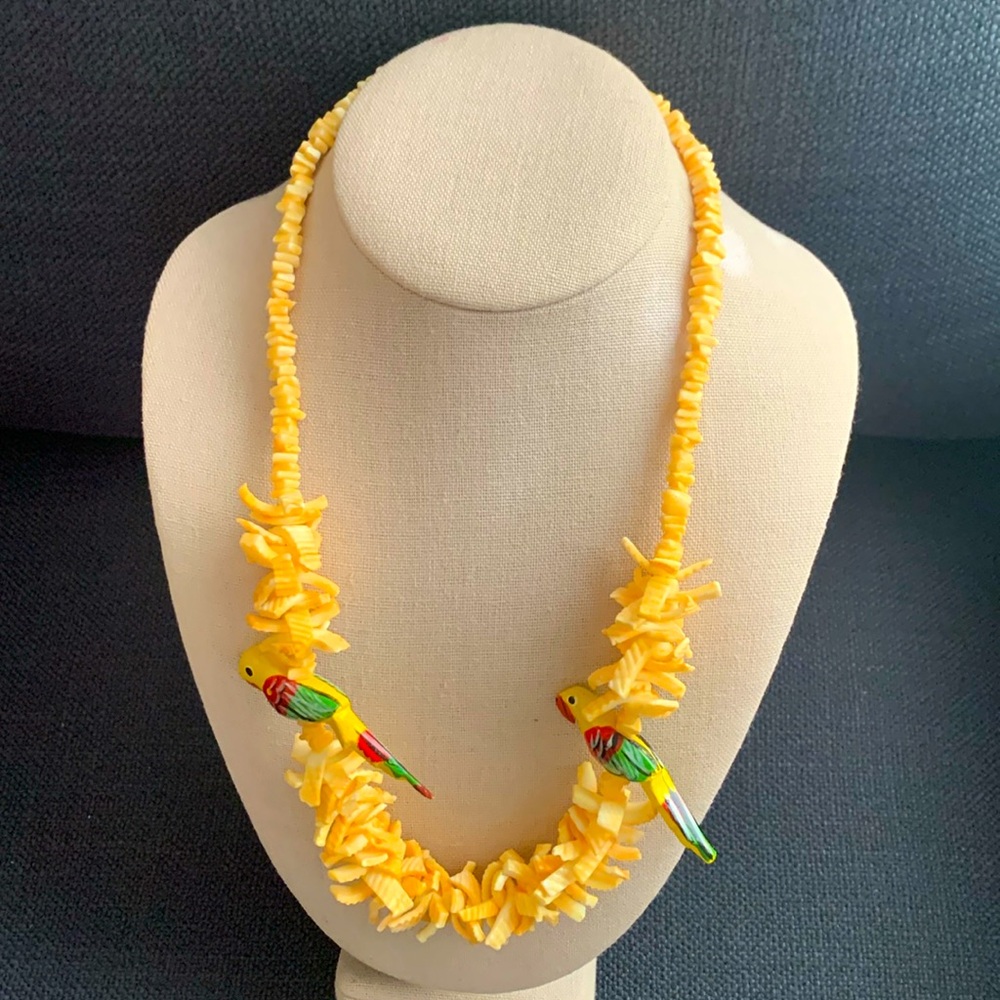 Wooden Parrots Seashells Necklace